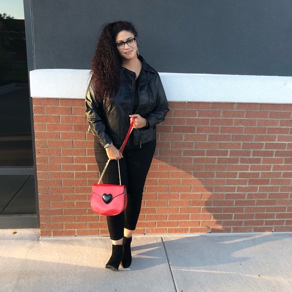 Adorable Shoulder Bag With Heart Shaped Design - Picture 4 of 8